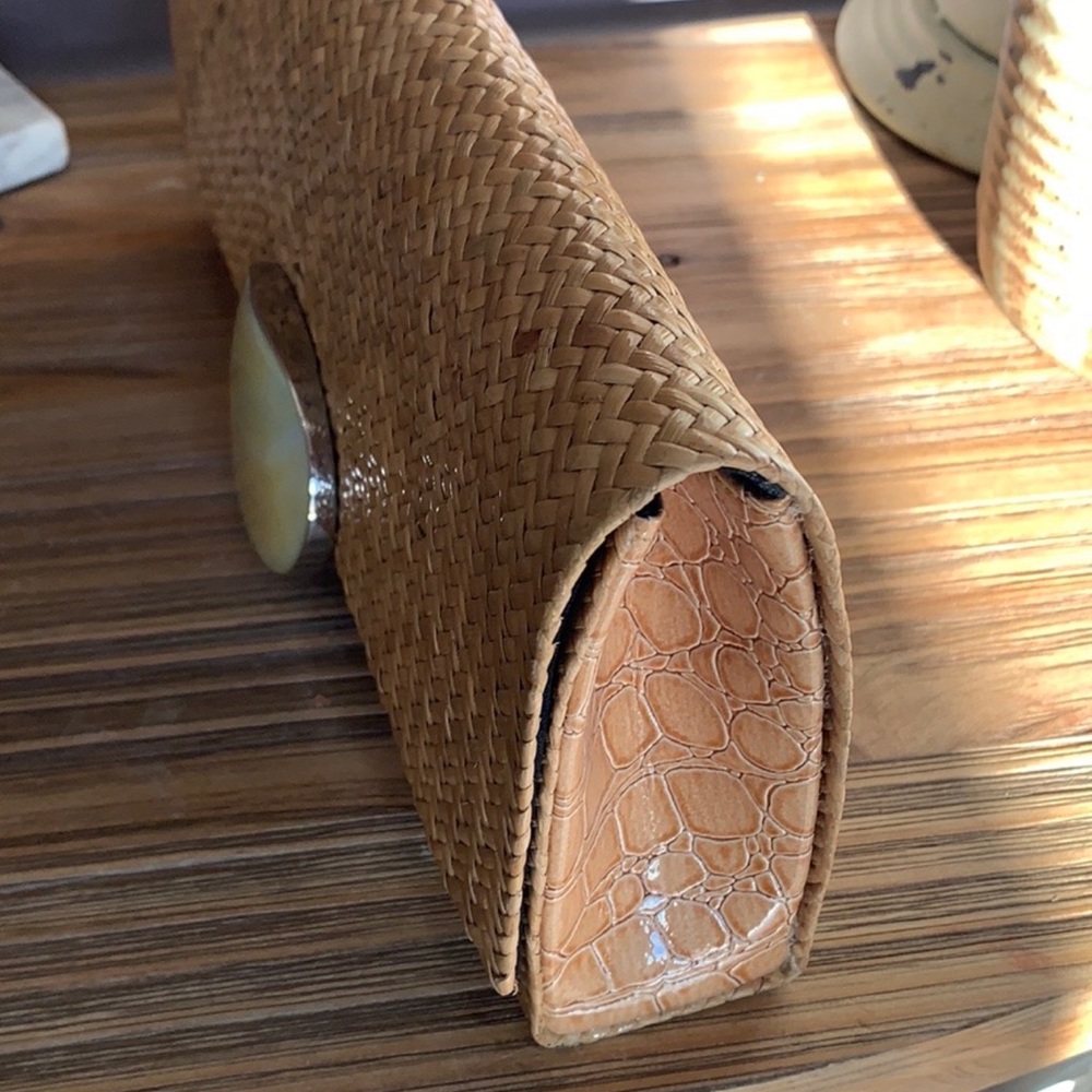 Design Brown Wicker Clutch